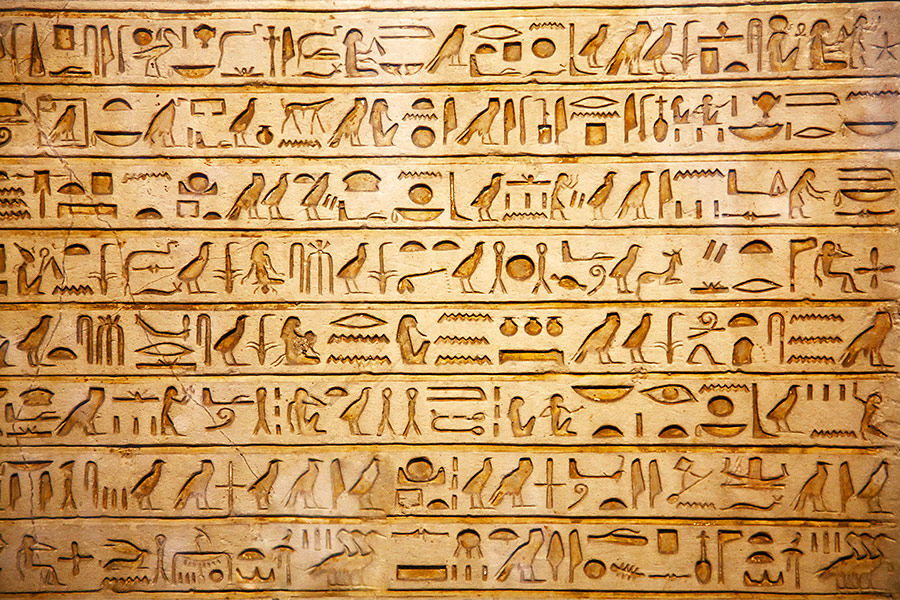Hieroglify na kamiennej powierzchni.
