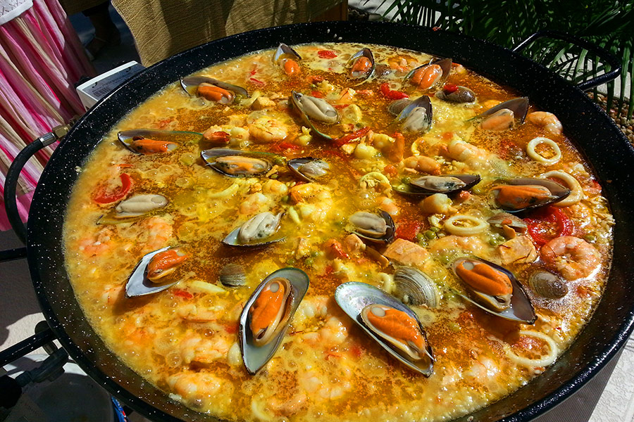 Paella. Tradycyjne hiszpańskie danie z owocami morza.